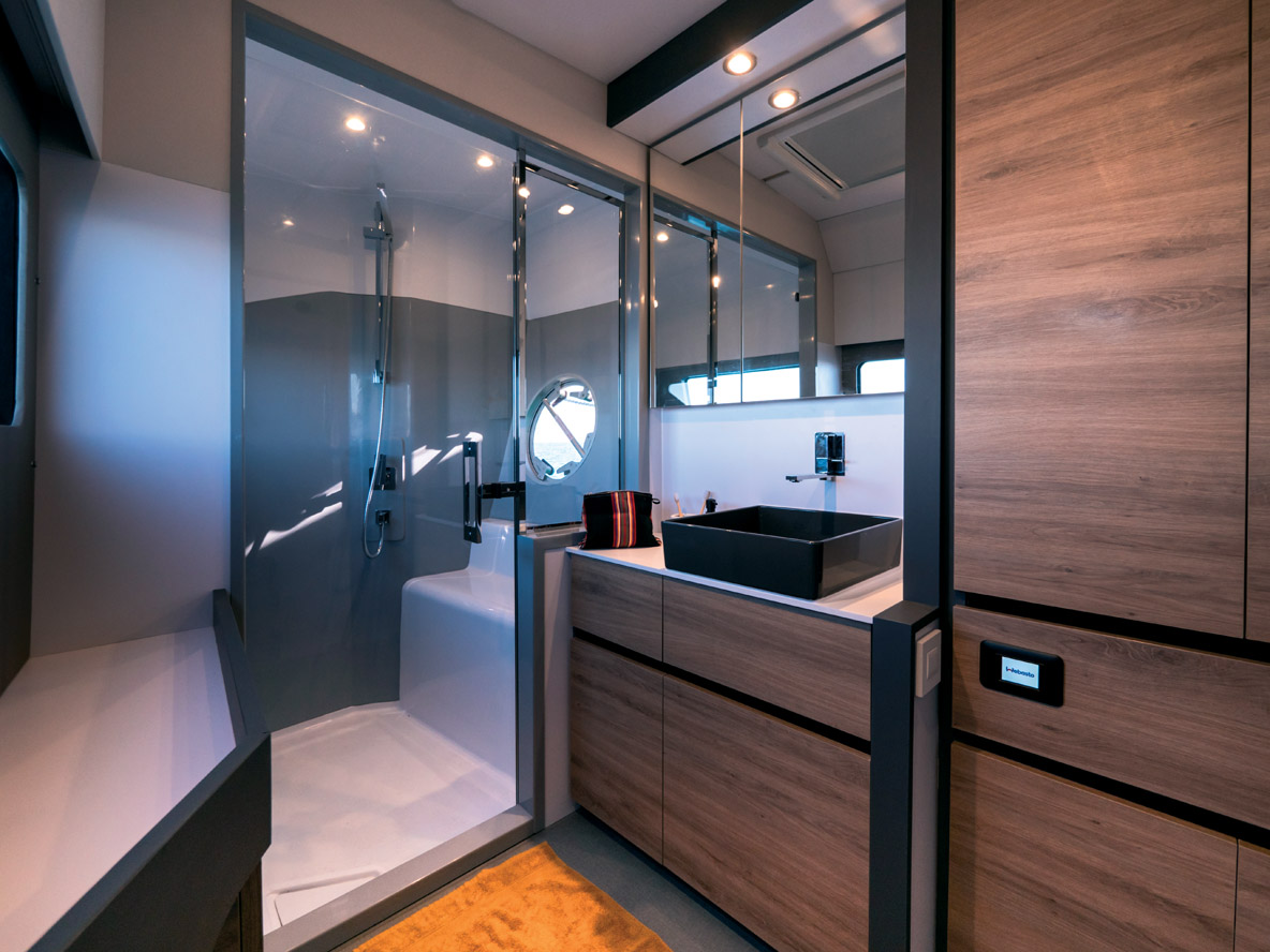 Cette image d’une des salles de bains du bord montre bien les progrès réalisés par le constructeur en termes de qualité de finition.