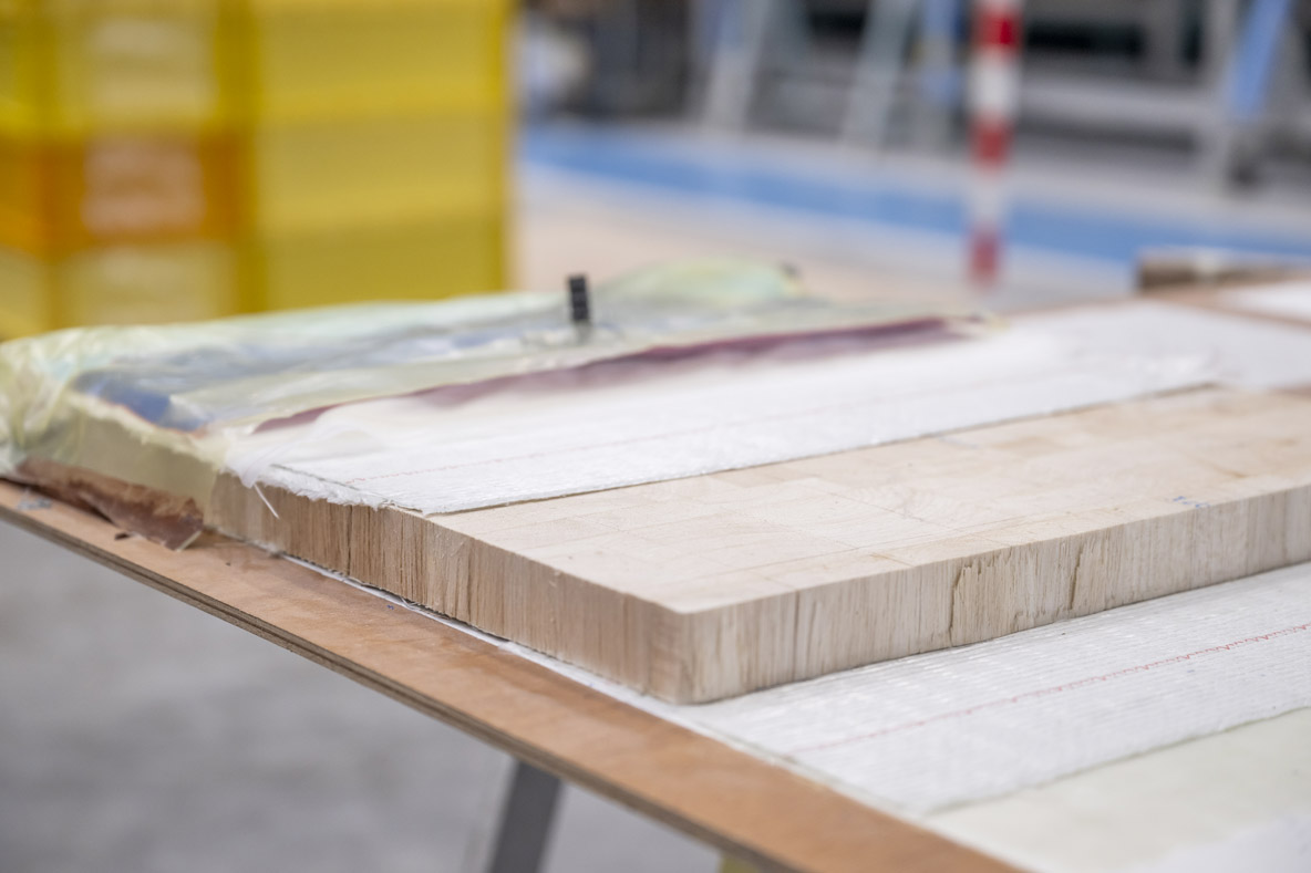 Le balsa, utilisé massivement au cours des années 1980, est de nouveau plébiscité pour  les sandwiches de pont.