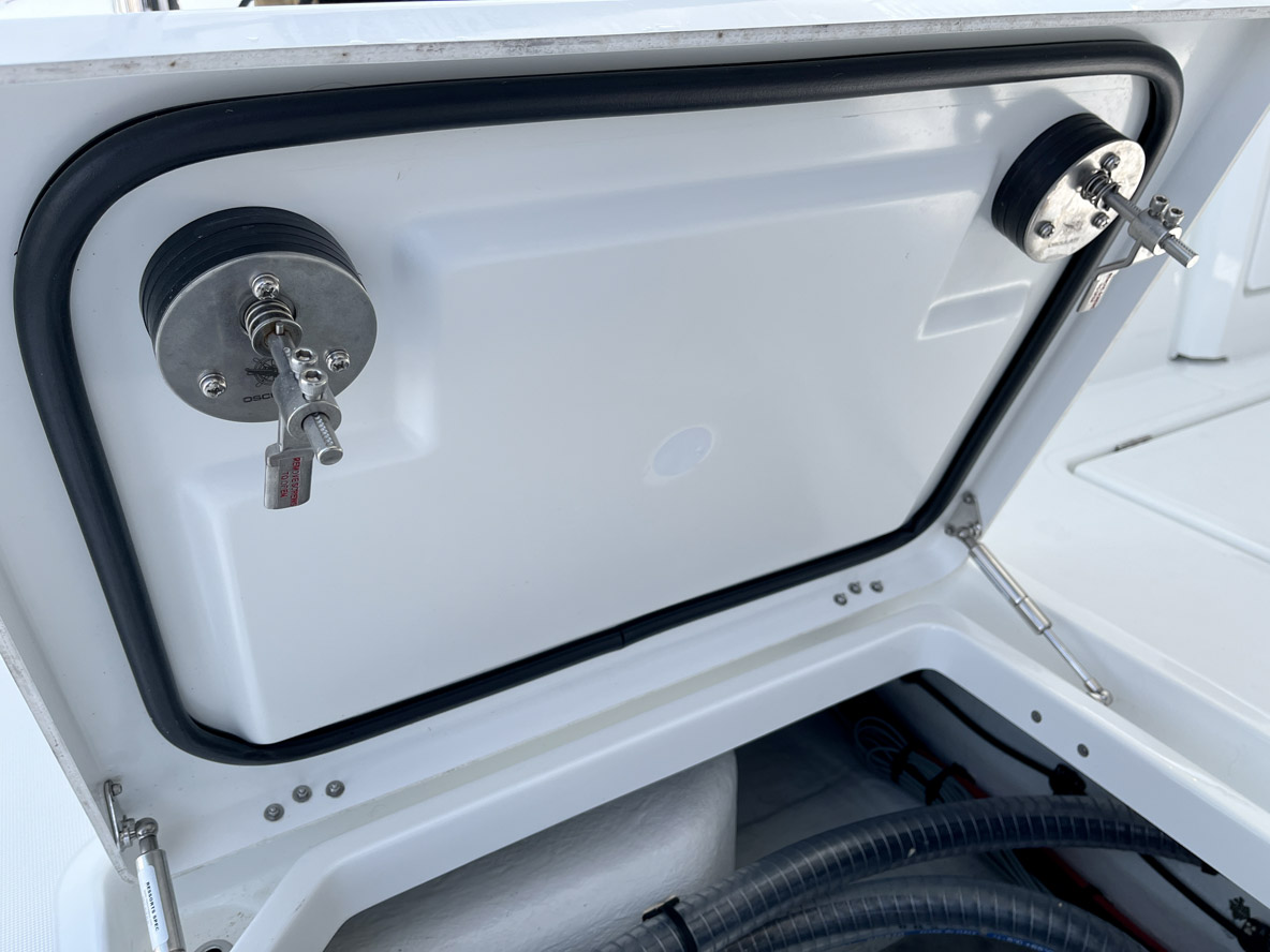 Sur les Lagoon les plus récents, les panneaux de pont et certains meubles extérieurs sont réalisés  en fibres naturelles.