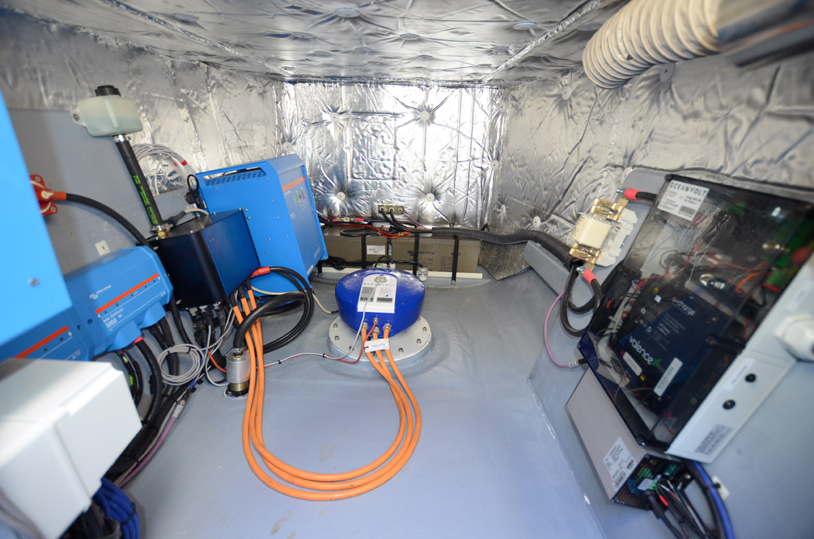 Les cales moteurs situées à l’arrière ne sont pas les emplacements idéaux pour supporter du poids. Le montage en série permet un bon centrage des masses.