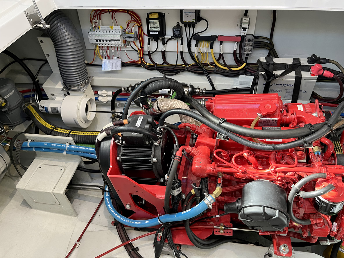 La propulsion hybride du HH44 utilise une base Kubota de 30 CV et un moteur électrique (en noir) de 10 kW. Une puissance suffisante pour propulser à sept nœuds ce léger catamaran pendant trois heures sans émission.