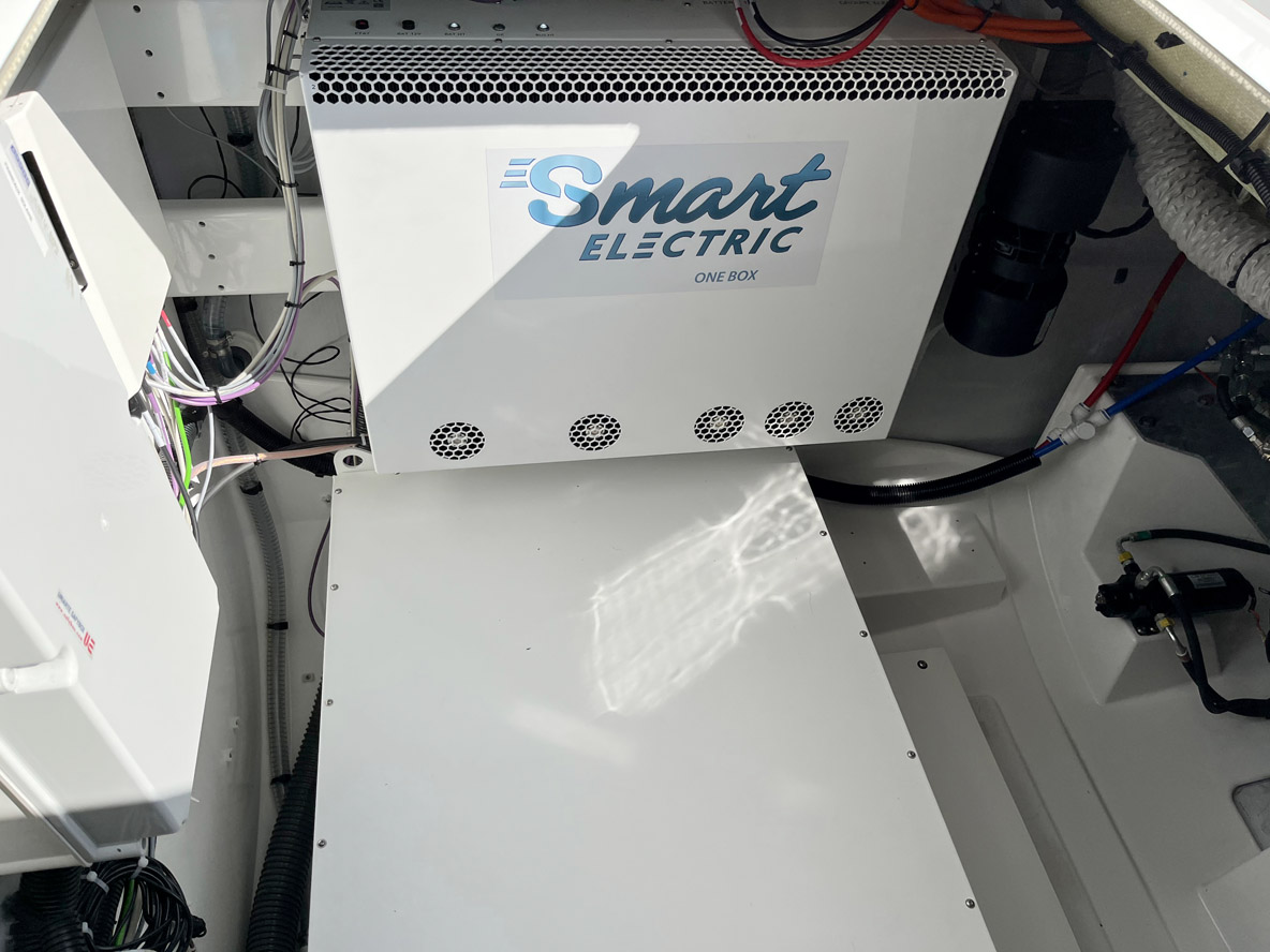 La cale moteur de l’Aura 51 Smart Electric a un côté clinique. Fini les odeurs et le suintement d’huile et de gazole ! La box renferme le centre névralgique de gestion du système. Quant au générateur, il est dissimulé et bien isolé.