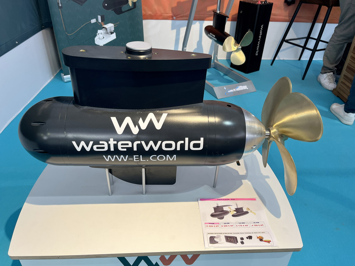 Les moteurs électriques sur pod, d’abord apparus sur les navires de commerce, de l’armée et de la grande plaisance, équipent désormais les multicoques de croisière. La maniabilité et la discrétion qu’ils procurent les rendent très performants.