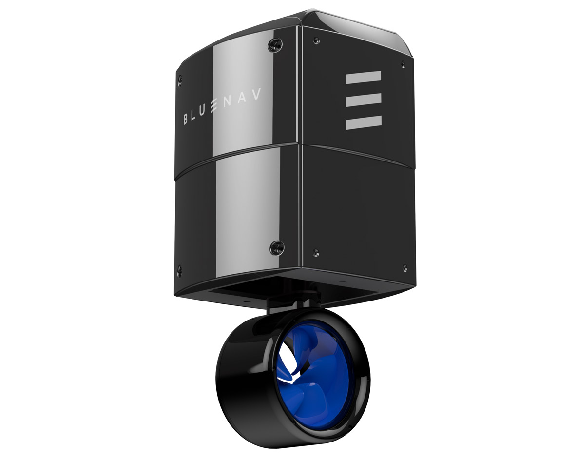 BlueNav propose des solutions innovantes pour équiper tous les types de bateaux existants avec une motorisation électrique annexe aux moteurs thermiques. C’est une hybridation qui répond efficacement aux futures obligations de stopper les émissions dans les ports.