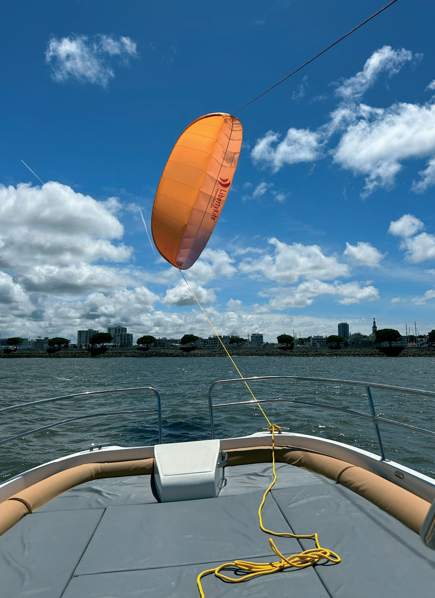 Le réglage de l’aile demande un peu de pratique, mais une fois calé, le kite est auto-stable et se maintient seul dans sa fenêtre de vent.