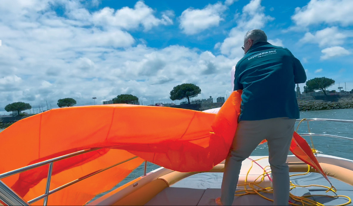 A la manière d’un affalage de spi, il faut un peu d’adresse et de vitesse pour éviter que l’aile ne touche l’eau.
