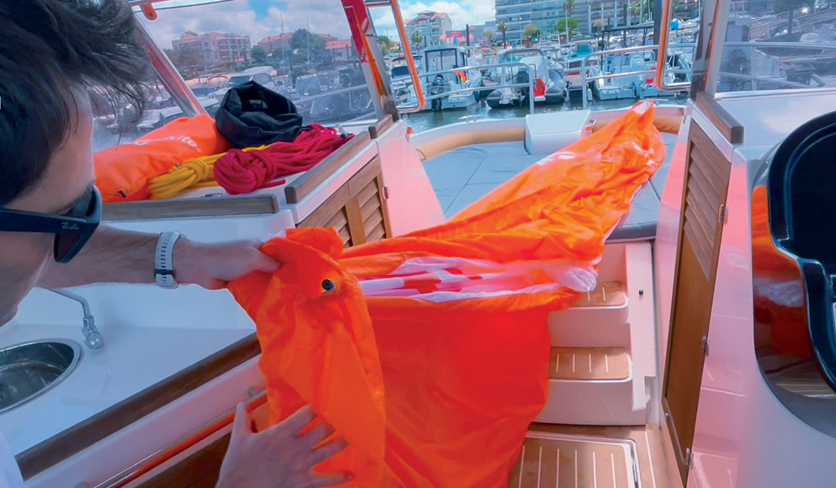 Rémi Harlé de Beyond the Sea durant le pliage de l’aile. A peine quelques secondes sont nécessaires pour avoir une aile pliée et stockée.