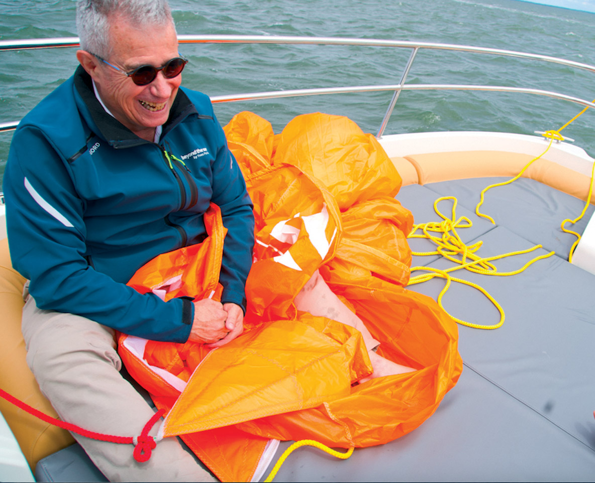Les joies de l’enfance ne sont jamais très loin avec une aile dans les mains !