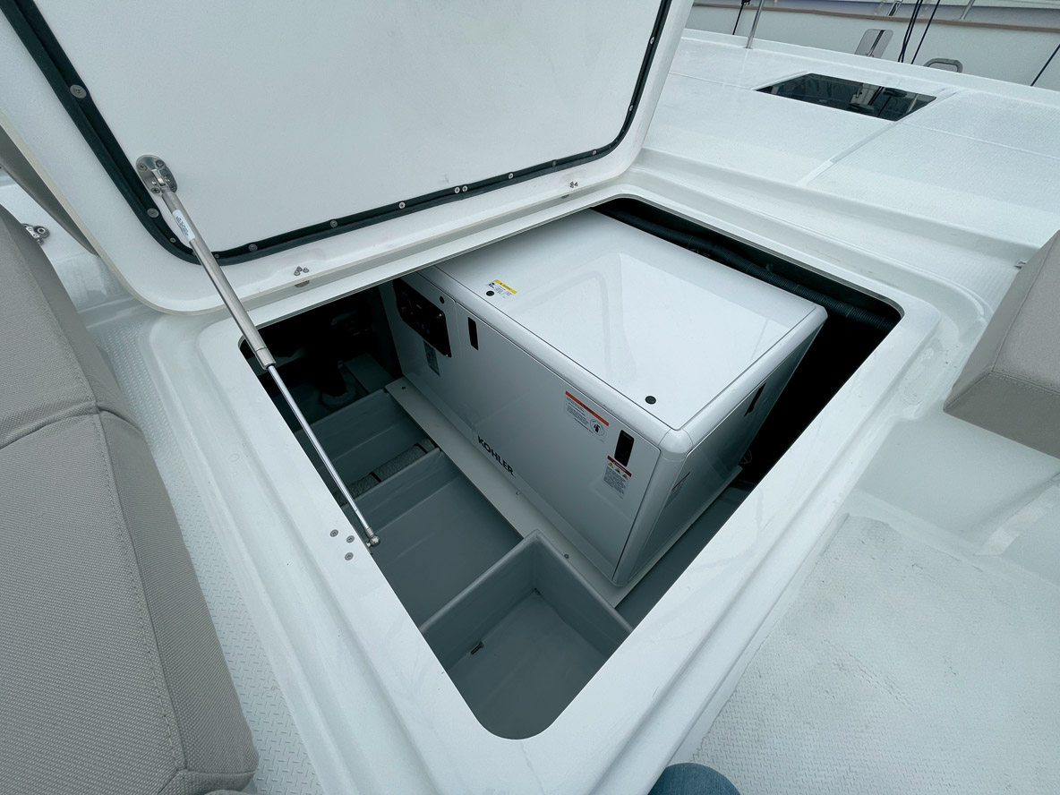 Le générateur installé dans le coffre avant par le constructeur produit 16 kW – contre 9 pour le groupe électrogène proposé en option à bord de la version thermique.