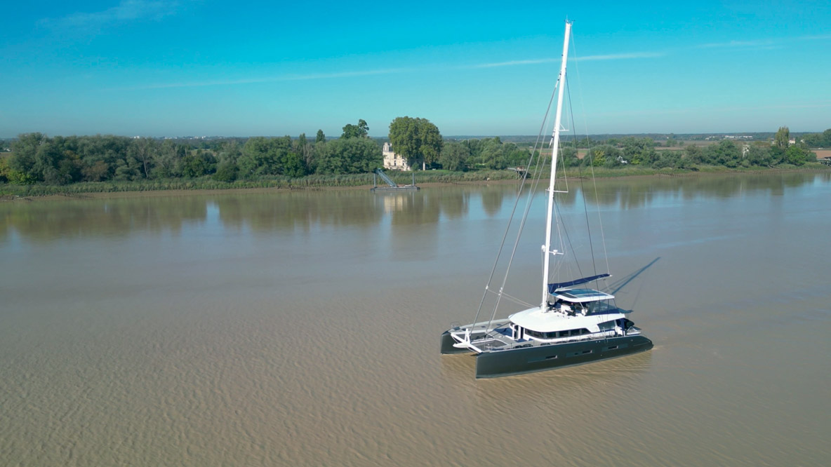 Premiers essais sur la Garonne pour ce Lagoon SEVENTY 7 électrique. 