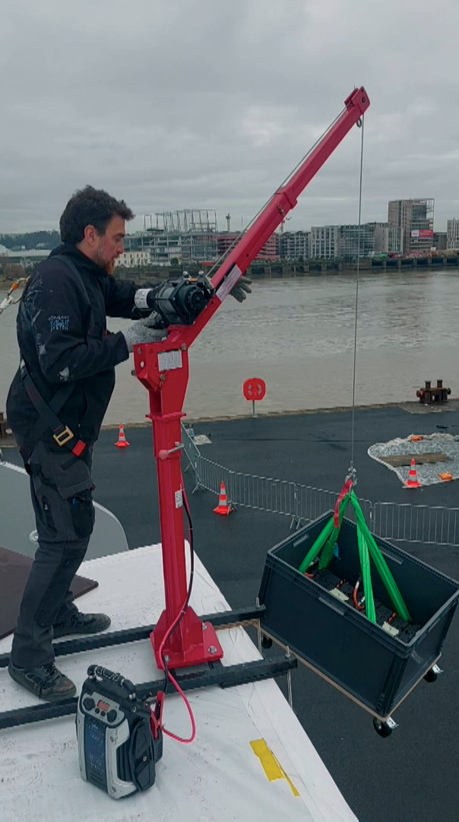 Une petite grue a été installée pour monter les éléments de batterie en toute sécurité.