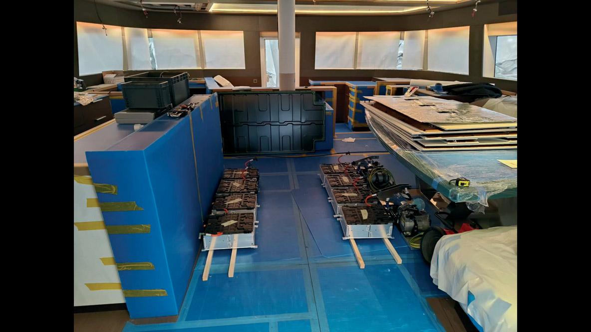 Une fois à bord, ces éléments sont stockés dans le carré avant d’être remontés dans leur boîte étanche.