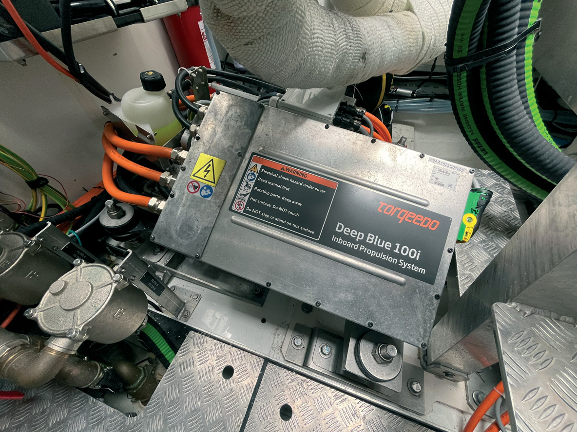 Une fois installé dans sa cale moteur, le puissant Torqeedo Deep Blue 100i 900 paraît très raisonnable.