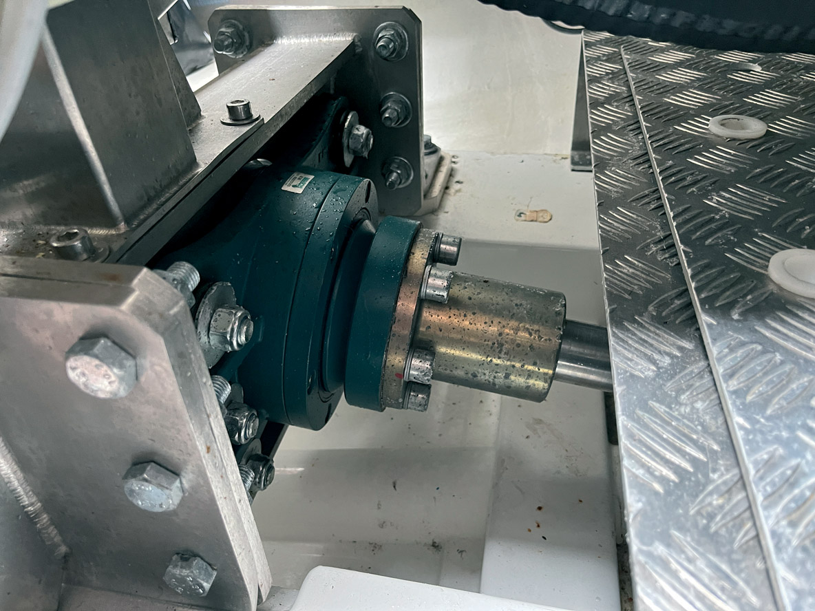 L’Aquadrive permet de transmettre la poussée des hélices aux coques du catamaran.