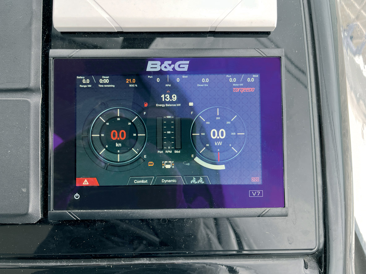 Comme sur un véhicule hybride ou électrique, toutes les informations utiles sont données en temps réel à l’équipage via une interface au graphisme soigné.