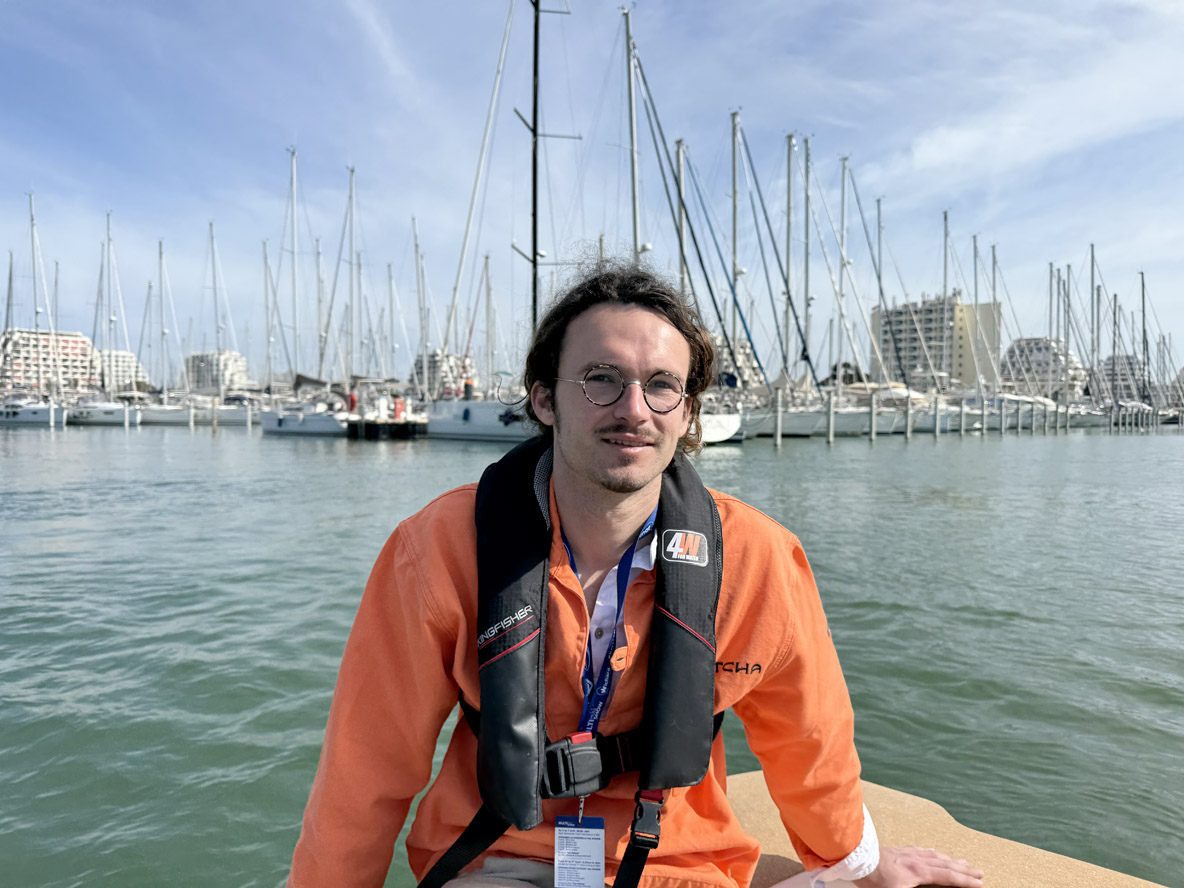 Enzo Erouart a longtemps vécu à bord du voilier de ses parents ;  les problématiques de l’annexe, il les connaît !
