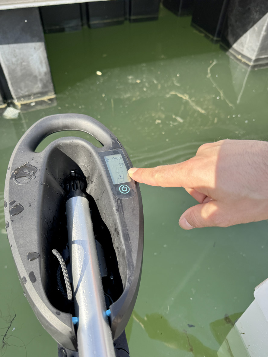 Ce petit écran indique la charge de la batterie et la consommation.