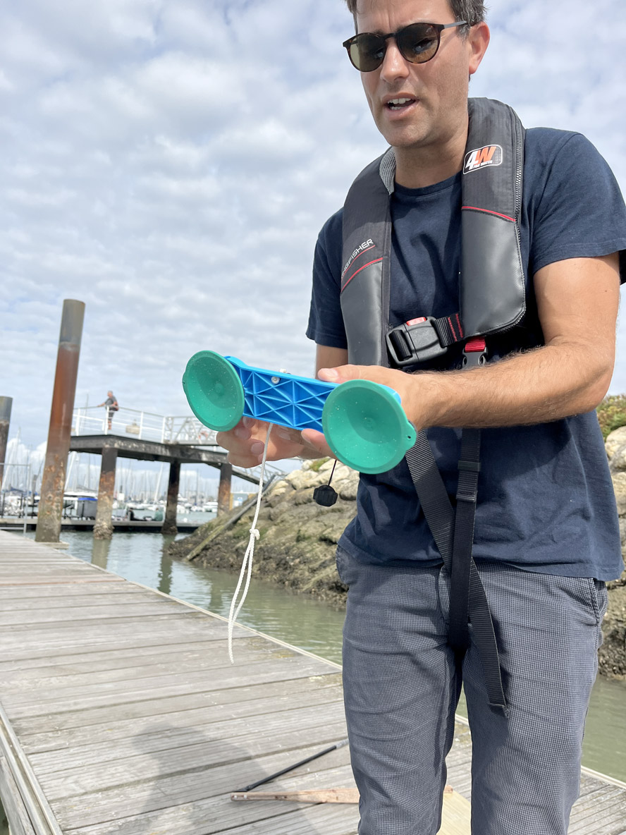 Thibaut Coutansais, directeur de la marque Temo, nous présente cette double ventouse qui permet de positionner  parfaitement la dame de nage du Temo 450.