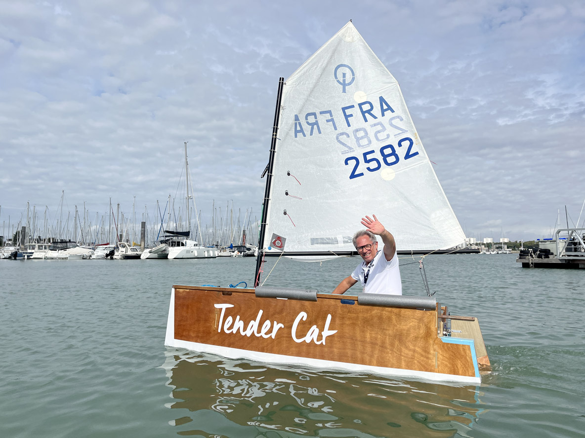 Deux minutes suffisent pour transformer le TenderCat en mini-catamaran à voile !