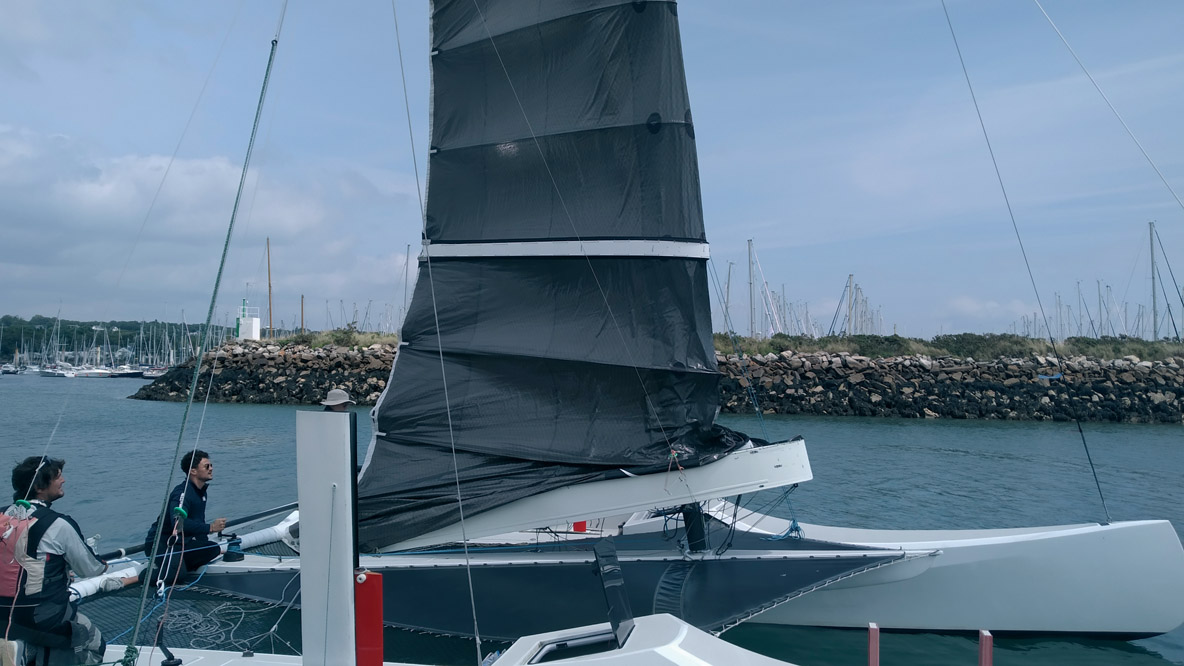 Hissage de l’ACCWing à l’aide du winch de drisse placé au centre du catamaran.