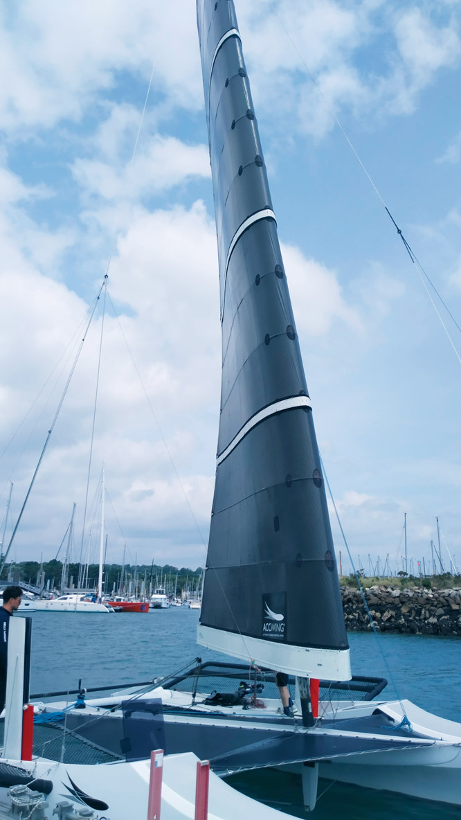 La voile ACCWing est hissée ; en se positionnant à l’avant, on se rend mieux compte de l’épaisseur de l’aile.