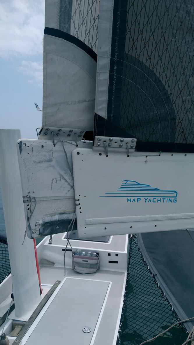 L’extrémité arrière de la bôme  principale met en évidence les  deux faces qui se « chevauchent ».