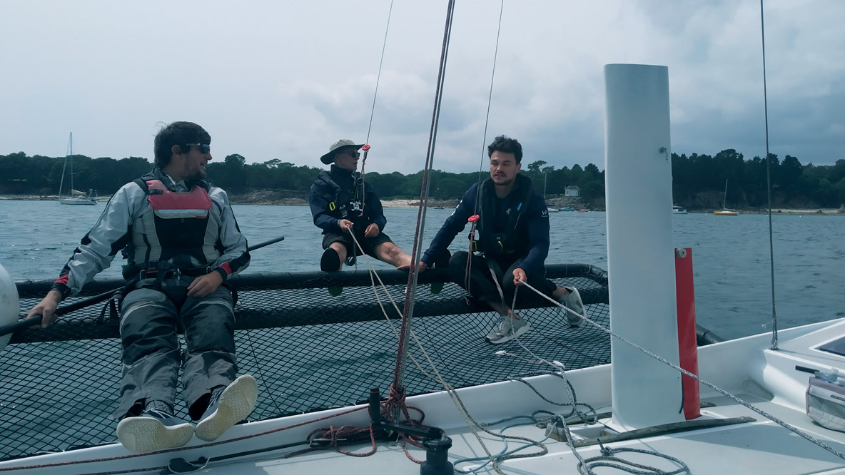 Philippe frise les 70 ans, ce qui ne l’empêche nullement de s’installer au trapèze. Notez que son fils Sam tient l’écoute de grand-voile sans effort – les charges sont étonnamment légères – pendant que Gaël s’éclate à la barre…