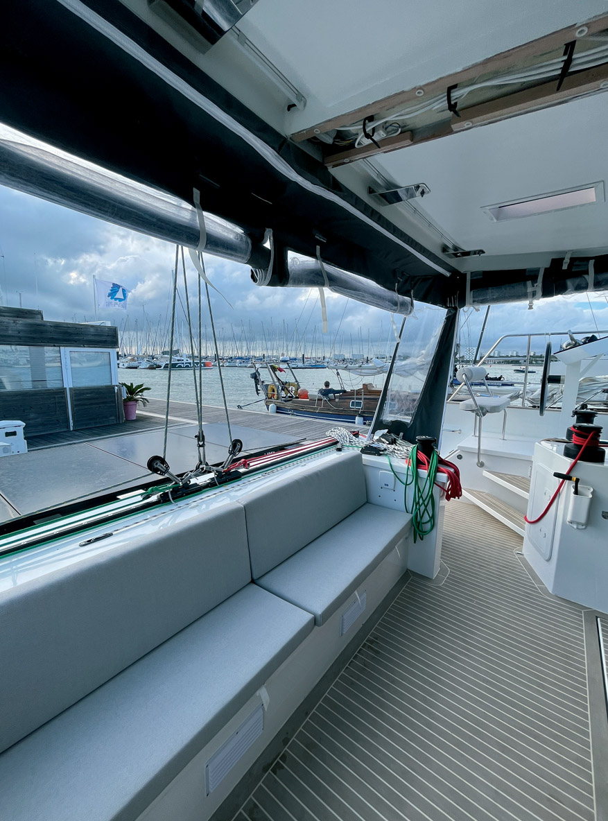 Pas de faux pont pour recouvrir les manœuvres, mais des poulies d’angle aussi visibles qu’efficaces. La grand-voile se gère depuis l’arrière du cockpit (lequel peut être fermé), façon Catana.