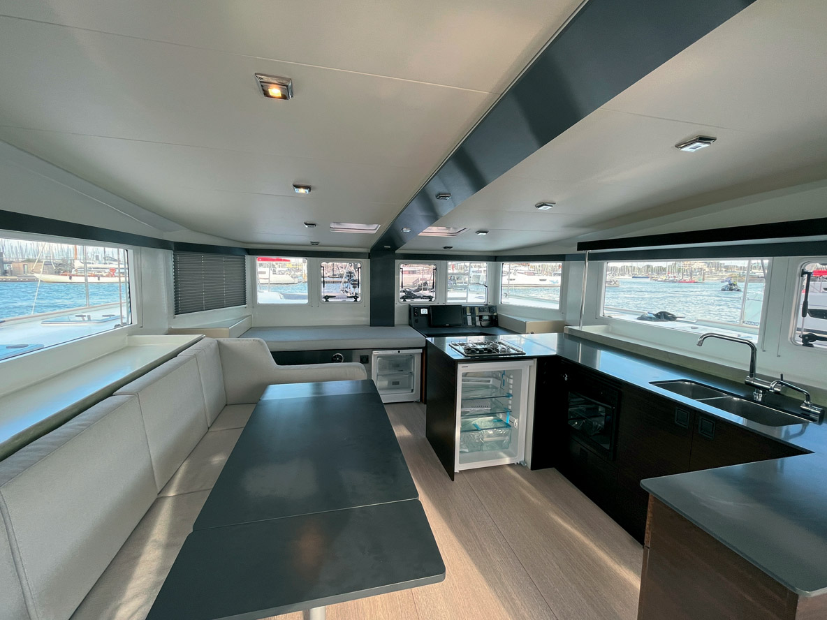 La nacelle intègre le carré, la cuisine, la table à cartes et une couchette de veille.