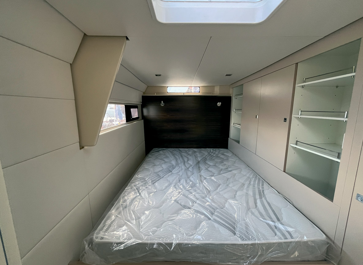 Notre modèle d’essai propose 4 cabines – il est possible de n’en commander que 2 ou 3 sur ce catamaran aménagé à la carte.