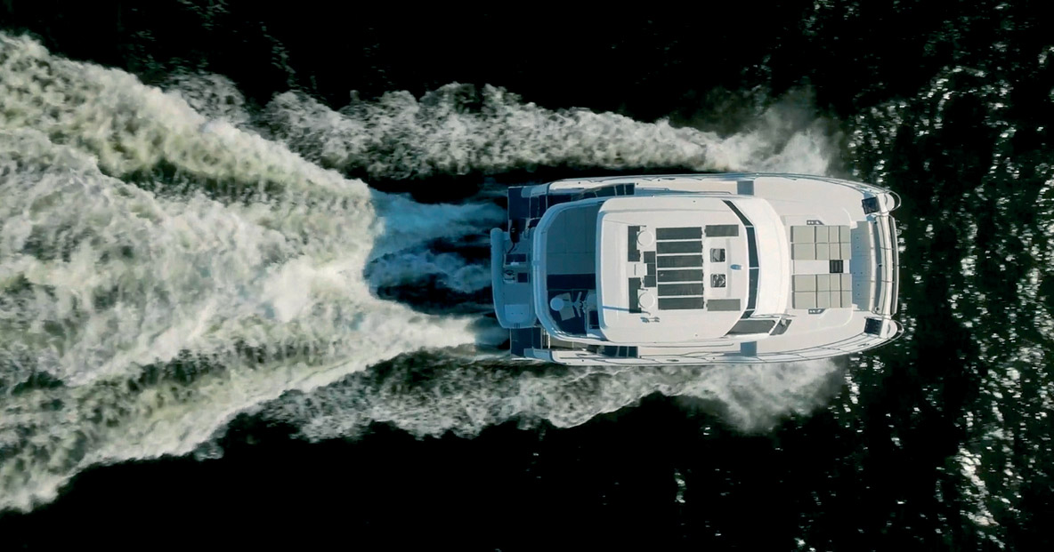 Comme on peut le voir sur cette vue aérienne, le flybridge occupe une grande surface.