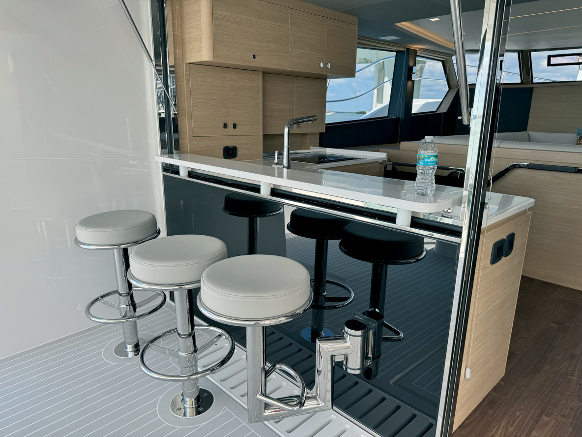 En basculant la baie vitrée vers le bas et en dépliant la crédence, on obtient un bar très convivial.