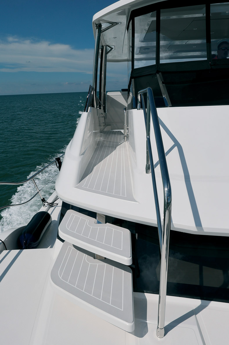 Le pont portugais est implanté sur tribord. Une bonne idée qui libère de la place et n’encombre pas le champ de vision du capitaine.