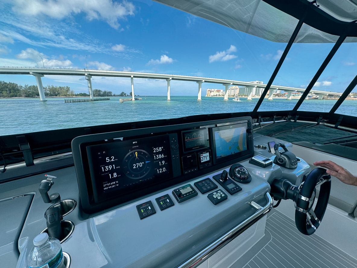 Le poste de barre est complet et ergonomique, avec en sus quelques rangements intelligents.