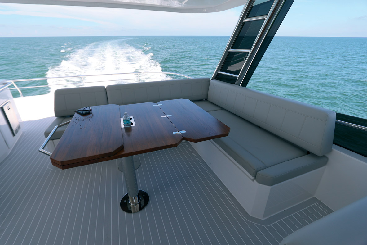 Derrière le poste de conduite, un espace repas peut accueillir 6 à 8 convives.