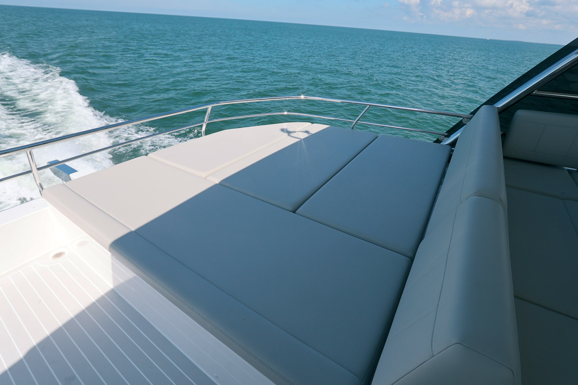 Pour les amateurs de bronzage, le solarium à l’arrière du fly offre une vue imprenable.