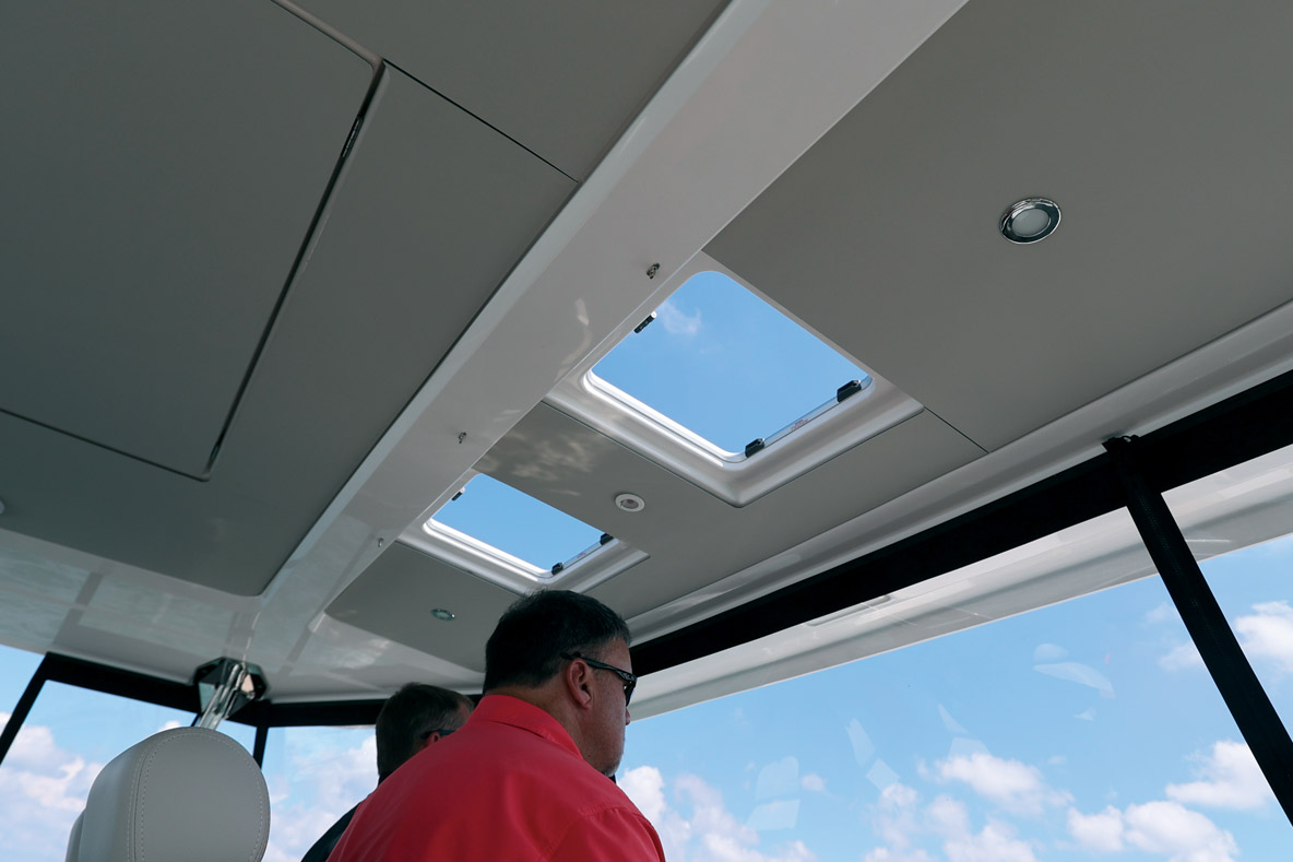 Détail intéressant, deux capots  de pont ouvrants sont situés au-dessus des commandes.