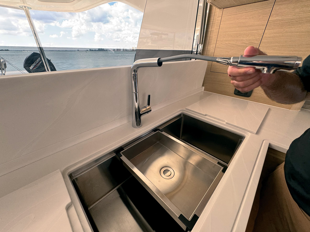 L’évier de la cuisine profite d’un petit bac amovible supplémentaire, pratique pour cuisiner.