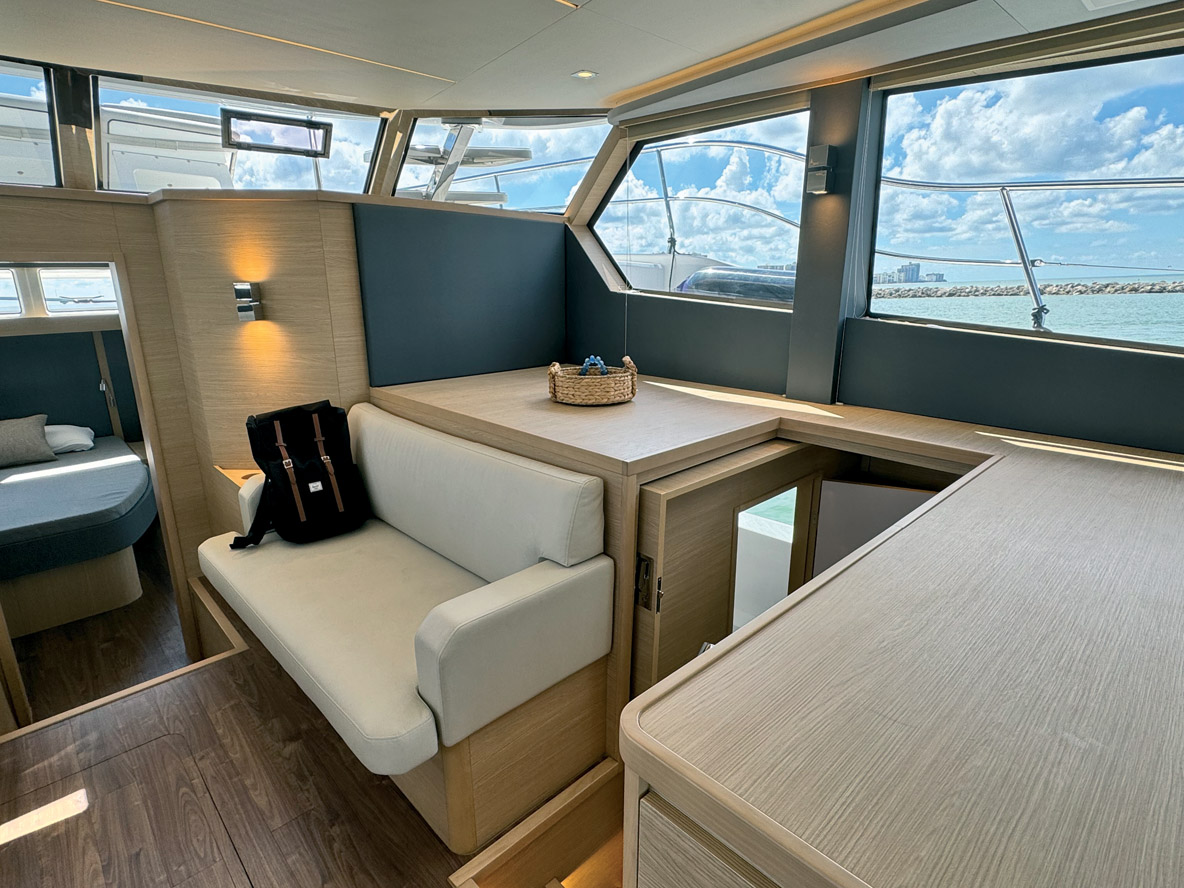 Le petit canapé sur tribord peut laisser place à un poste de conduite intérieur  (en option).