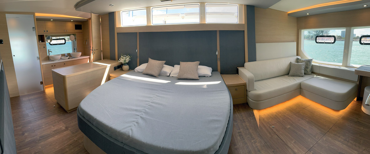 Située dans le prolongement du pont principal, la cabine Propriétaire occupe toute la largeur du  catamaran, autant dire que  l’espace ne manque pas.