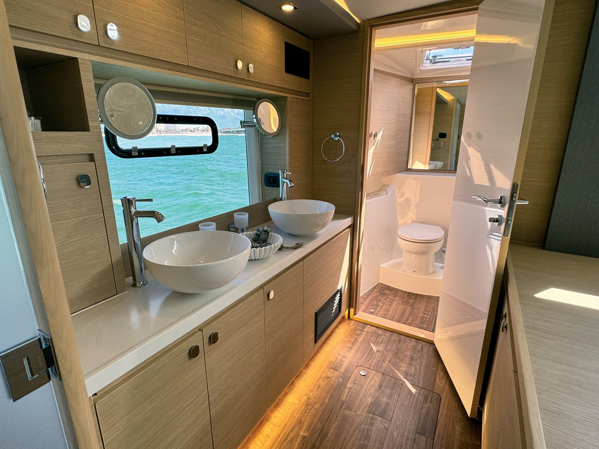 La salle de bains occupe le côté bâbord de la cabine Propriétaire, et propose une douche séparée, deux lavabos et des toilettes également séparées. Pour plus d’intimité, on peut opter pour une vitre brouillée entre le lit et la salle de bains.