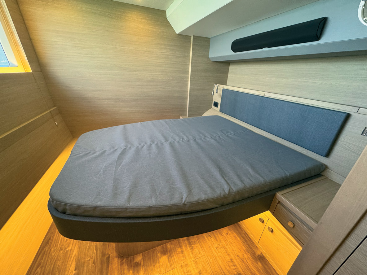 La cabine VIP dispose d’un lit queen size, d’une coiffeuse et d’une salle de bains de belles dimensions.