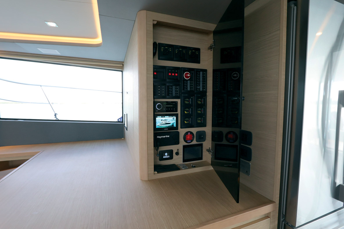 Tous les systèmes du bord peuvent être contrôlés depuis le panneau situé sur le pont principal.