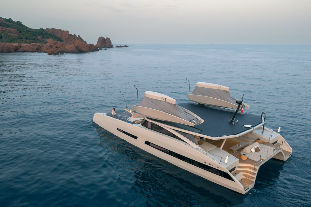 L’absence d’accastillage et le plan de pont complètement dégagé rappellent la ligne épurée d’un powercat racé. Quant aux mâts rétractables, ils semblent tout droit sortis du film Waterworld.