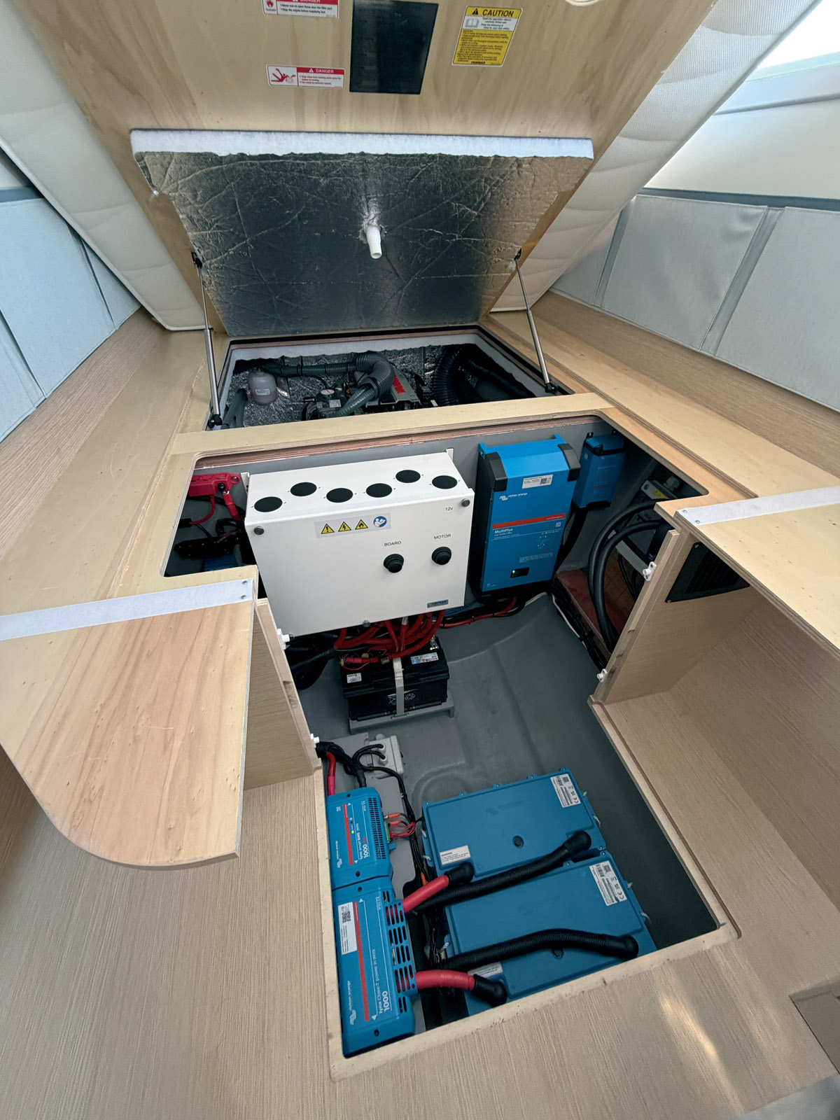 Les moteurs ont été installés par des trappes dans le cockpit, mais sont avancés sous les couchettes, ce qui favorise le centrage des poids. Les accès techniques ont été pensés pour faciliter l’entretien courant et les  évolutions futures du catamaran, l’un des principes fondateurs du concept ReShape.