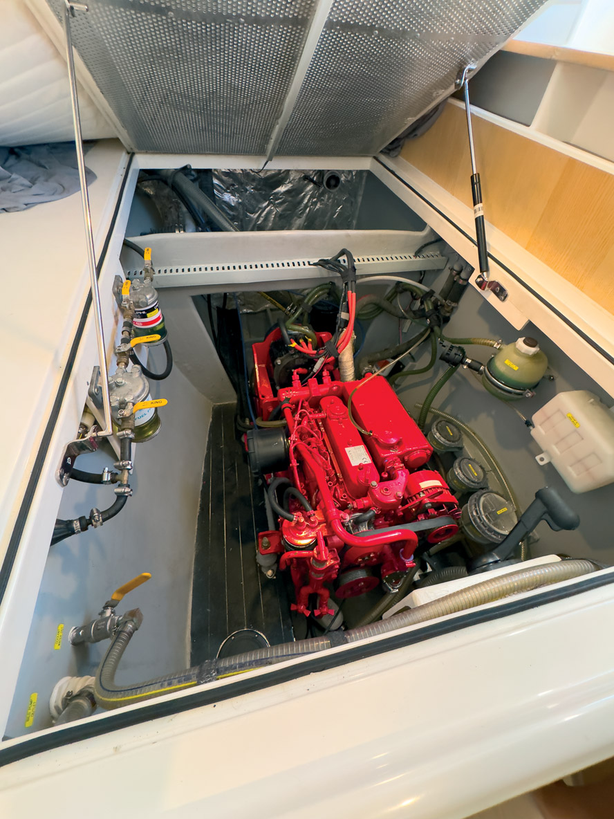 Le bloc moteur diesel électrique est installé sous le lit de la cabine invités bâbord arrière.