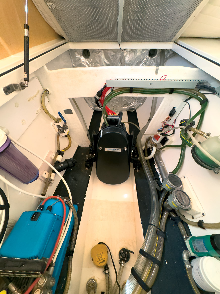 Sous le lit de cabine Propriétaire à tribord, on découvre un moteur électrique.