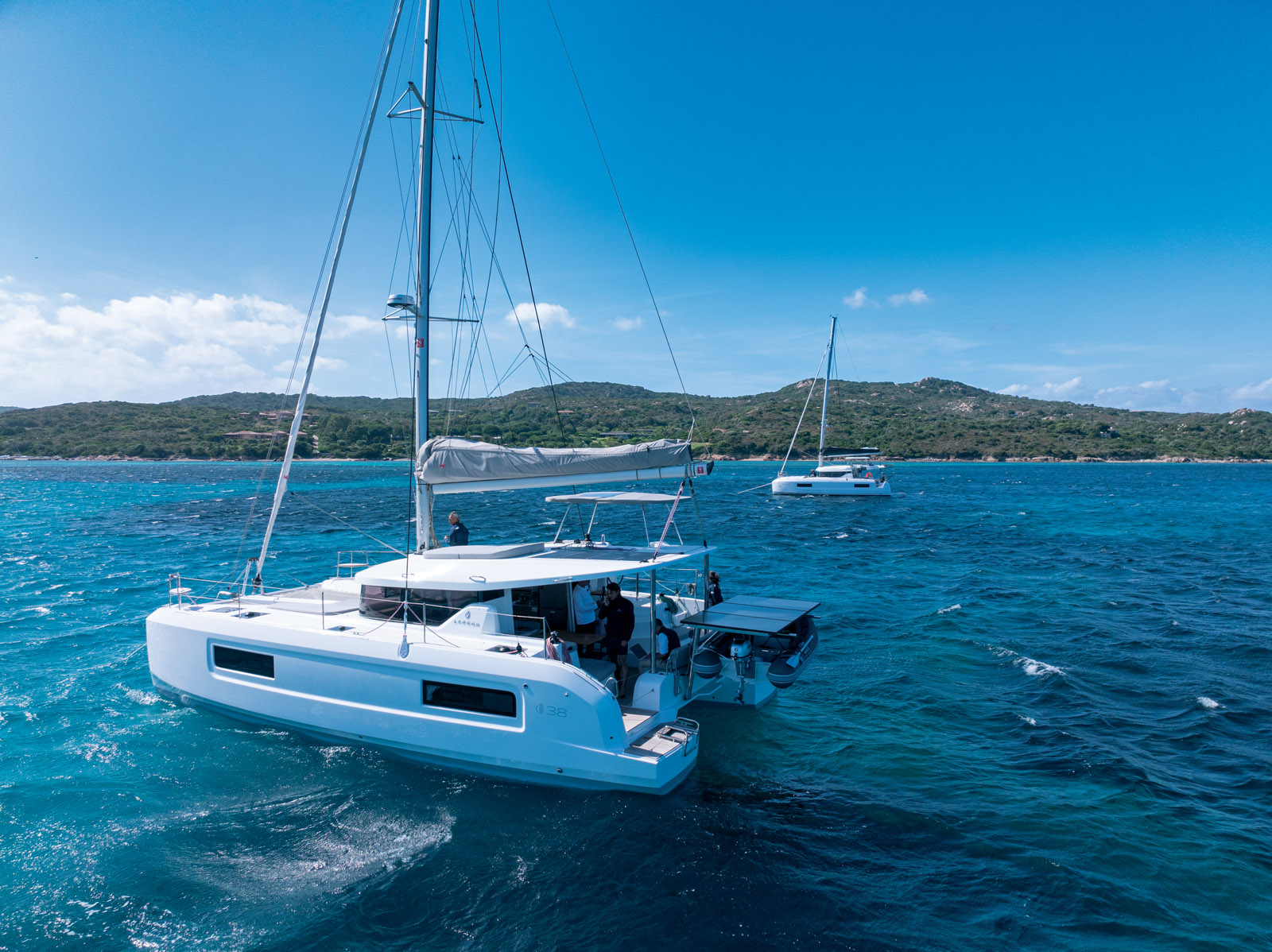 La zone des hublots de coque s’intègre dans une réserve, de façon à protéger les vitrages des chocs et la pression de pare-battages. Notez à l’arrière le subtil élargissement qui profite à la jupe arrière.