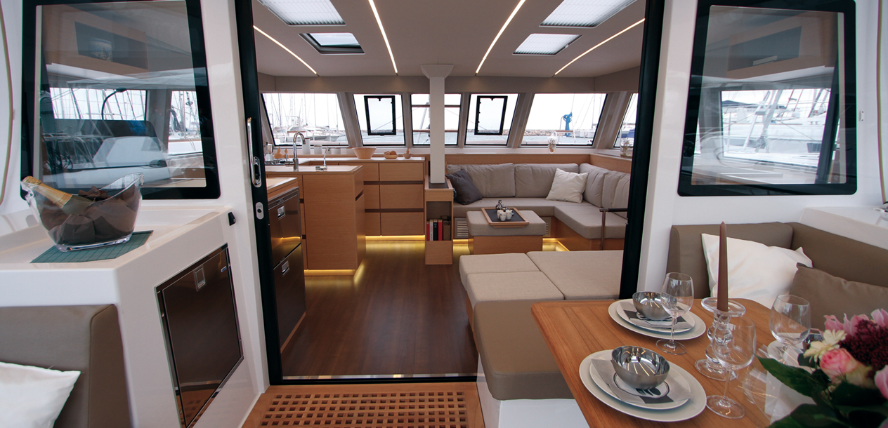 In the Open concept the long coachroof overhangs and the wraparound bimini protect the cockpit effectively, even in bad weather; as a result, the border between interior and exterior (almost) no longer exists.