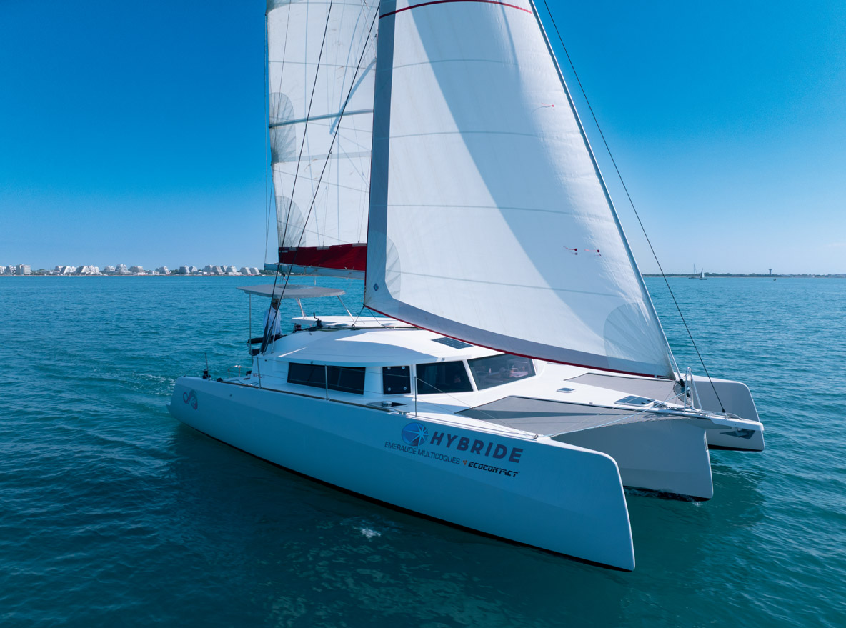 Ce Neel 43 Hybride n’est pas proposé par le constructeur  de trimarans rochelais, mais par  Emeraude Multicoques,  un intégrateur implanté à <br/>La Grande-Motte, Port Leucate  et Canet-en-Roussillon. 